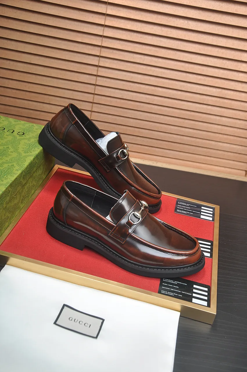 Men's shoes💰540💶Italy's top luxury men's shoe giant (GUCCI) (Gucci) (full cowhide lining) new arrival🍃Original European style🔰 Pleasant to the eye😍In order to make the shoes more durable and non-deformable🌀The production continues to follow traditional methods but there is still no lack of innovation💪Choose original sheepskin for the leather♻️ Smooth and natural And extra bright ⭐Made of imported cowhide, the first choice of rich people 38-45 (45 customized)